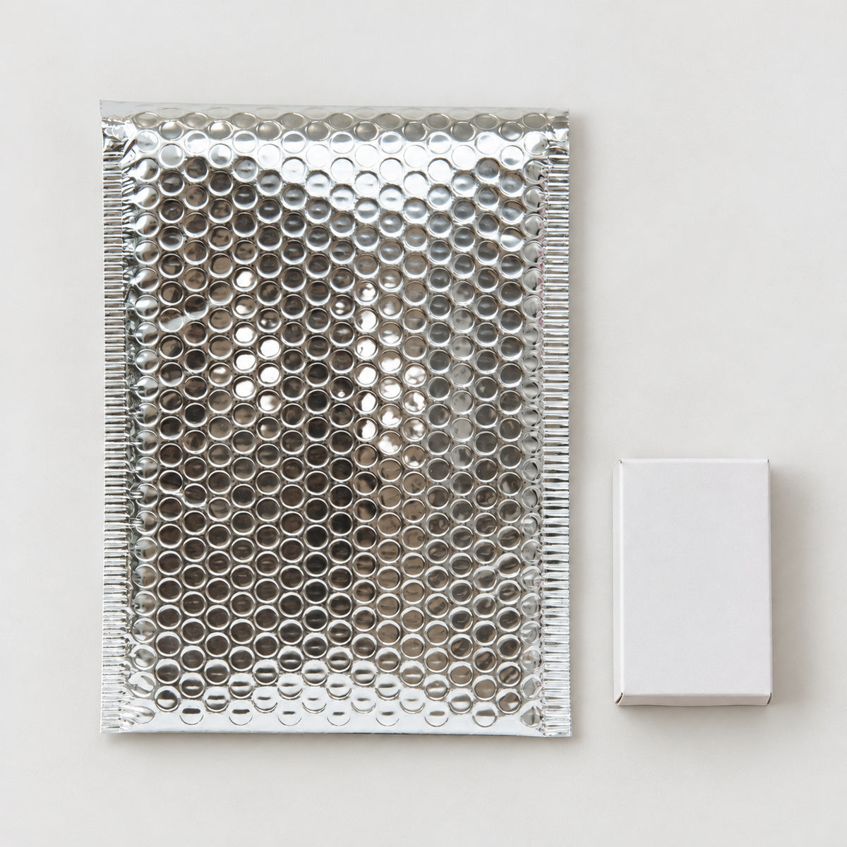 Silver metallic bubble mailer 160 x 230mm - 05-use-gift