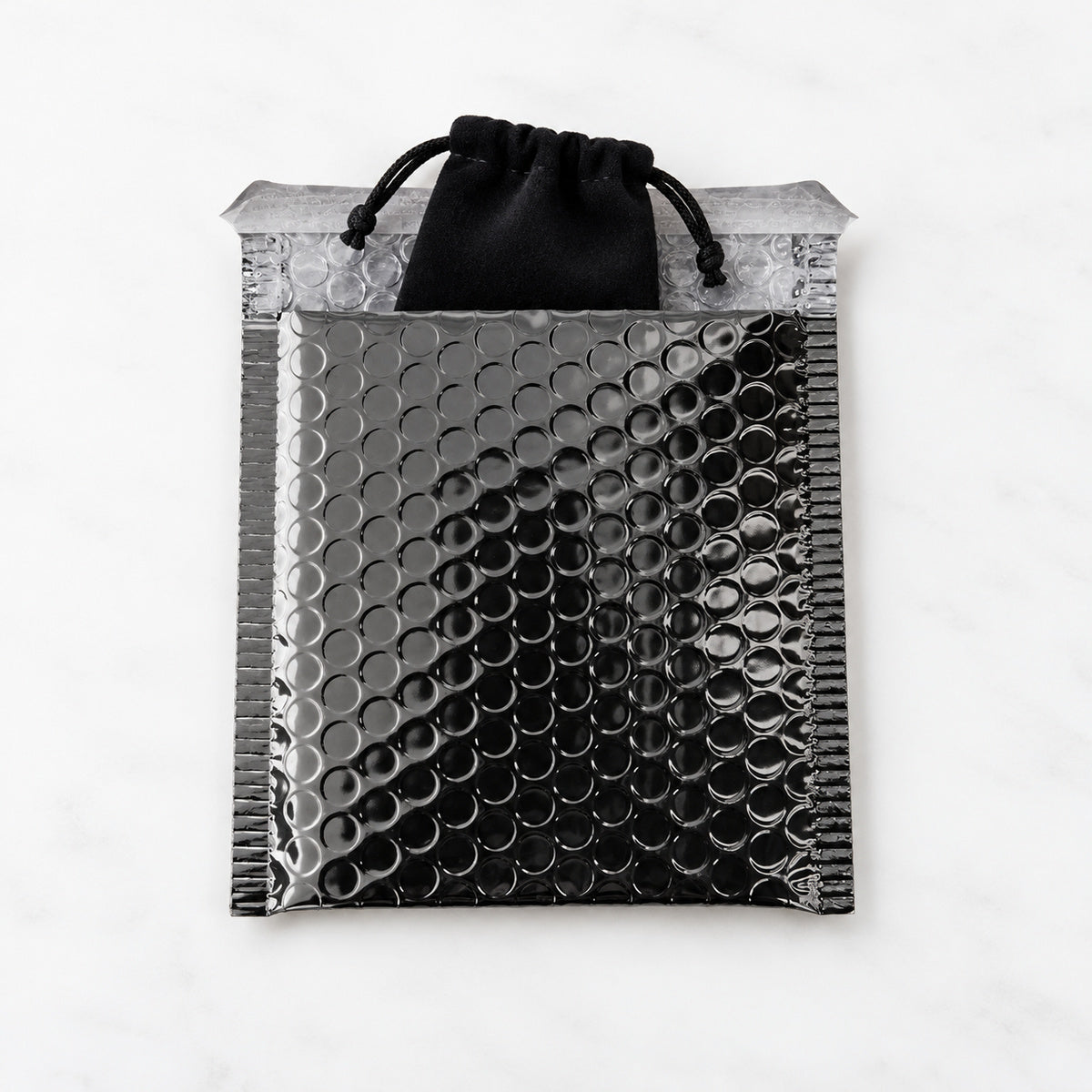 Glossy Black metallic bubble mailer 130 x 130mm - 04-use-accessory