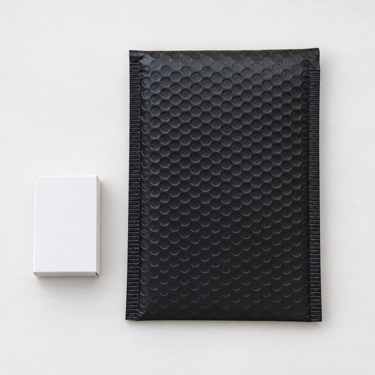 Matte Black metallic bubble mailer 210 x 290mm - 03-use-gift